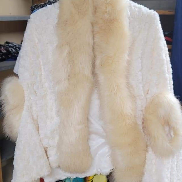 Faux fur coat and shawl - Picture 2 of 2